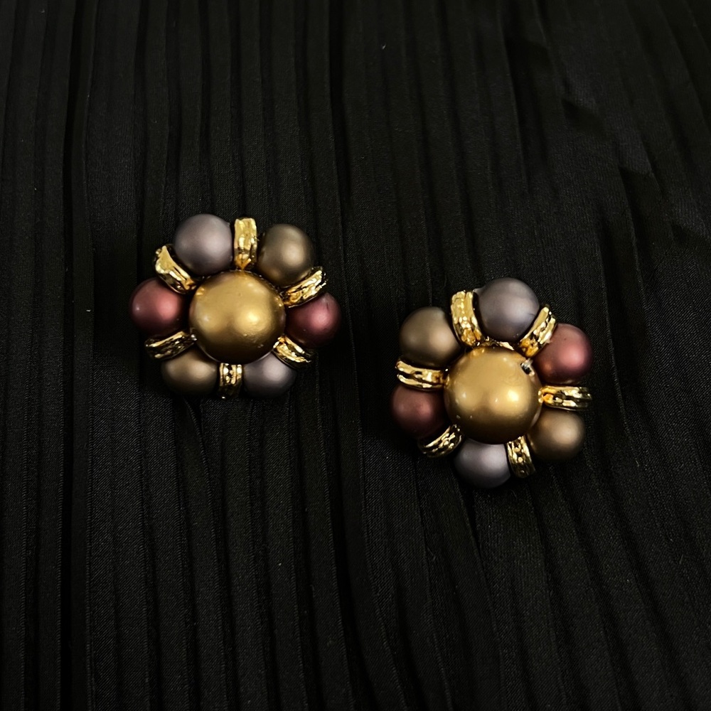 VINTAGE 60s/70s BUTTON CLUSTER GOLD TONE ART DECO CLIP ON STATEMENT EARRINGS